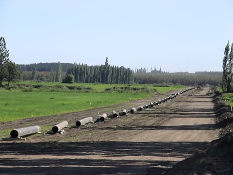 Tendido de gasoducto en estepa patagónica